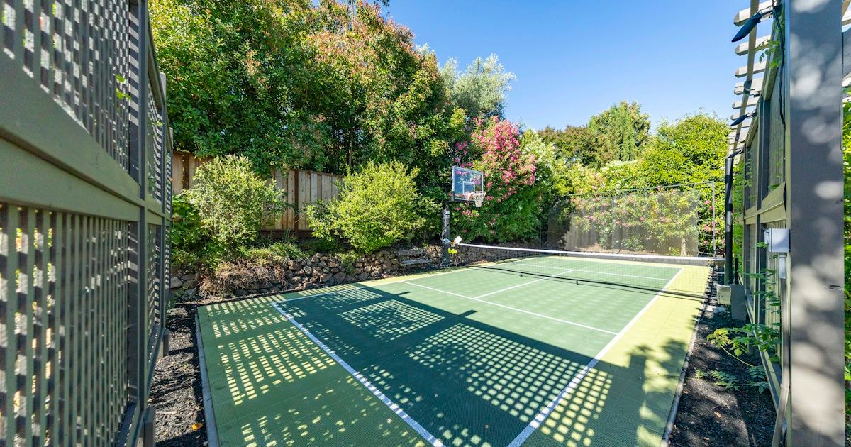Outdoor pickleball court with a regulation-style net